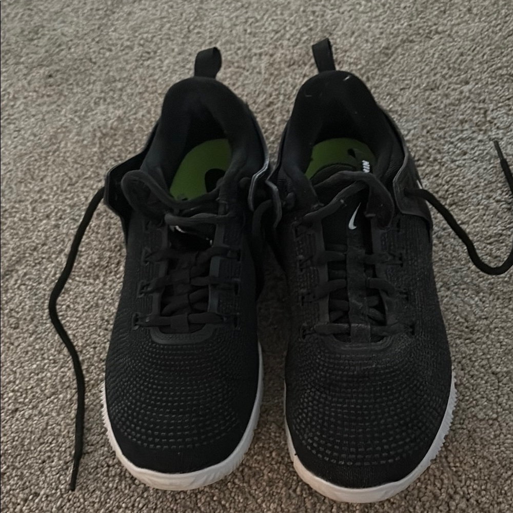 EUC Men’s Nike Black and White Sleek Sneakers